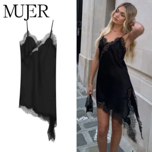 Vestido curto de renda preto sem costas