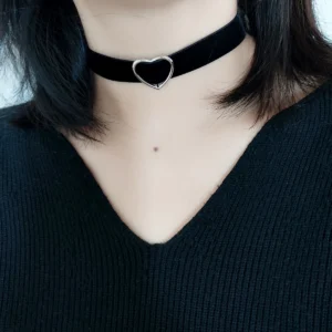 Gargantilha vintage simples em veludo preto com detalhe de coração e argola no pescoço