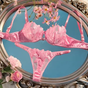 O modelo rosa estilo menina é confortável e respirável. Possui sutiã com estrutura de renda e alças ajustáveis